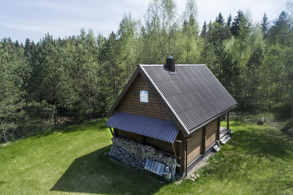 Eterniitkatusega maja Tartumaal
